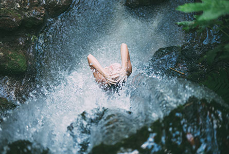 Second Life: Woman takes a shower in the river